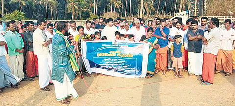 The members of Thanal staging protest, demanding a fishing harbour at Ajanur