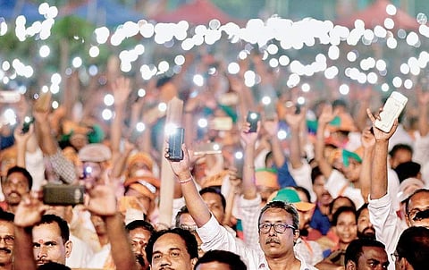 BJP workers turn on  the flash lights on their mobile phones to welcome Prime Minister Narendra Modi at the Vijay Sankalp rally on Kozhikode beach on Friday | TP Sooraj