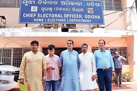 BJP delegtaion outside the CEO office in Bhubaneswar on Monday