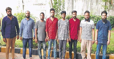 The gang of eight was caught on Sunday selling weapons | Express
