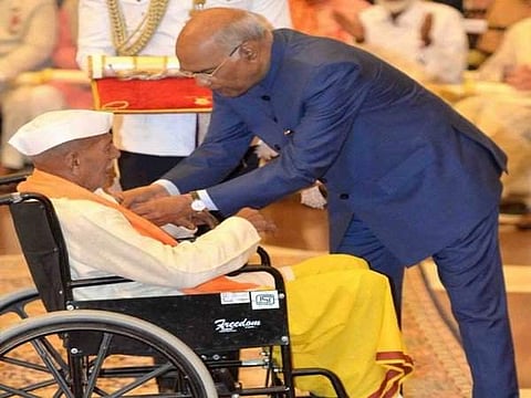 President Kovind confers the Padma Shri on Bhojpuri singer Hiralal Yadav. (Photo | File/ ANI Twitter)