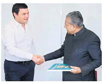 Chief Minister Pinarayi Vijayan greeting French economist Thomas Piketty in Paris