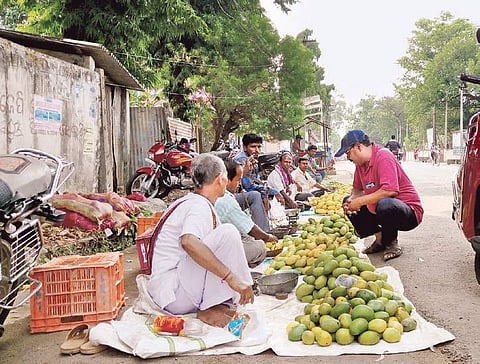 Vendors selling mangoes in DNK area of Malkangiri | Express