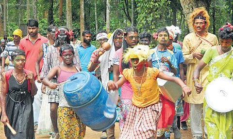 Smeared in mud and cross-dressed, members of the Kuruba community hurl abuses at all passersby while celebrating Kunde Habba (Photo | EPS)