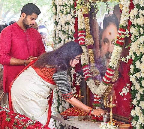 Sumalatha Ambareesh offers pooja at the memorial of her husband after winning  the Mandya Lok Sabha seat, in Bengaluru on Friday | Pandarinath B