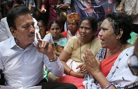 Family members of 26-year-old doctor Payal Tadvi who ended her life after alleged casteist slurs by her senior colleagues protest at the state-run hospital where she worked in Mumbai Tuesday. (Photo | PTI)