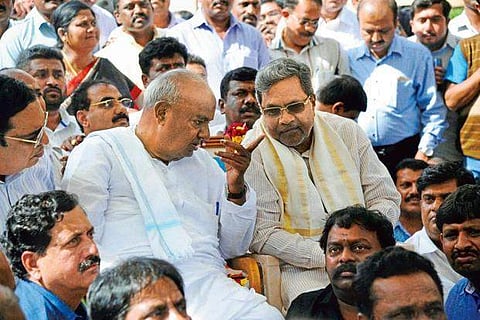 JD (S) supremo HD Deve Gowda and Congress leader Siddaramaiah. (File| PTI)