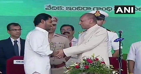 Andhra Pradesh governor ESL Narsimhan administers CM designate Y S Jaganmohan Reddy oath of office in Vijayawada on Friday. (Photo | ANI)