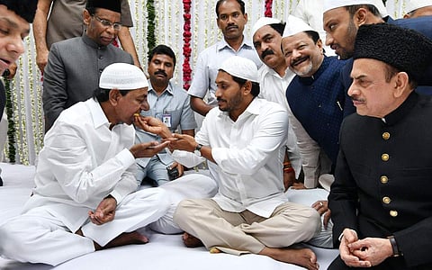 AP CM YS Jagan Mohan Reddy, governor ESL Narasimhan and Telangana CM KCR take part in iftar during Ramadan in HyderabaD. (Photo| EPS)