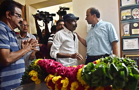 Actor Gowndamani paying homege to Veteran Tamil playwright and actor Crazy Mohan on Monday in Chennai. (Photo | P  Jawahar, EPS)