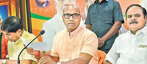 BJP leader and Nizamabad MP D Arvind speaks during a press conference in Hyderabad. (Photo | Vinay Madapu, EPS)