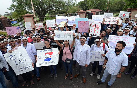 Resident Doctors of LNJP hospital in New Delhi holds a protest march against the violence against doctors in West Bengal.  | (Naveen Kumar P | EPS)