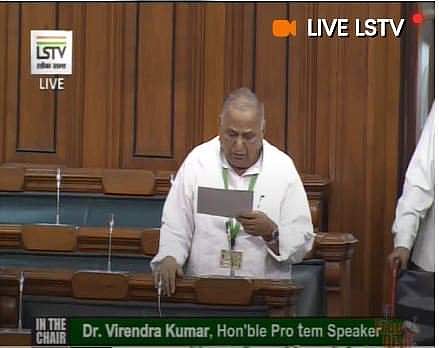 Samajwadi Party's Mulayam Singh Yadav takes oath as a member of the Parliament. (Screengrab)