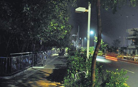 Queen's Walkway without the streetlights   A Sanesh