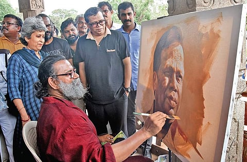 State Police Chief Lokanath Behera and his wife Madhumita Behera viewing the live oil painting of Behera's portrait by artist Rajasekaran at the Museum Band Stand on Sunday  B P Deepu