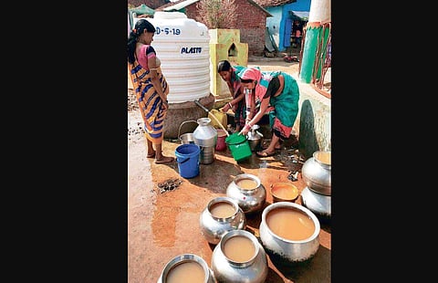 Women collecting unclean water from a water tank in Dharamgarh