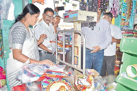 Mayor Gangambike Mallikarjun and BBMP councillors take part in the drive against plastic use, at Yeshwantpur APMC yard in Bengaluru on Monday. ( Photo | Express)