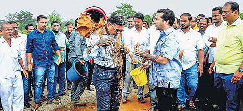 Maharashtra MLA Nitesh Narayan Rane and his supporters on 5 July 2019 allegedly threw mud on an engineer and tied him to a bridge near Mumbai-Goa highway in Kankavali. (Photo | PTI)