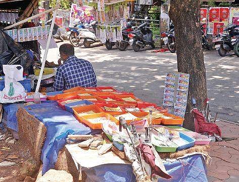 A stall at Palayam that has encroached on the footpath| Vincent Pulickal