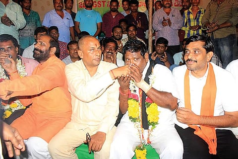 MLA NVSS Prabhakar offering lemon juice to a protester to end the fast in Khammam (File Photo |EPS)