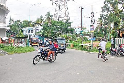Vehicles passing through Mahatma Gandhi Junction | ARUN ANGELA