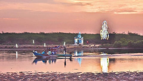 Fishermen of Ennore returning  after celebrating the Pokkali Amman Thiruvizha in Kosasthalaiyar River on Monday | P JAWAHAR