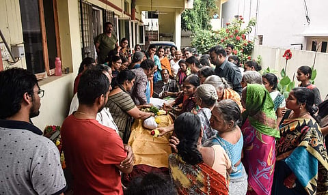 Family members mourning near the dead body Sivajyothi, an  Uppal resident who died in Papi kondalu boat incident (Photo | Vinay Madapu, EPS)