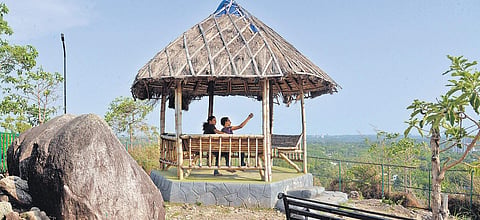 People relaxing at the waiting shed located in Madavoorpara   Vincent Pulickal