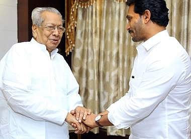 CM YS Jagan Mohan Reddy with Governor Biswabhusan Harichandan  at the Raj Bhavan in Vijayawada (Photo |  EPS)