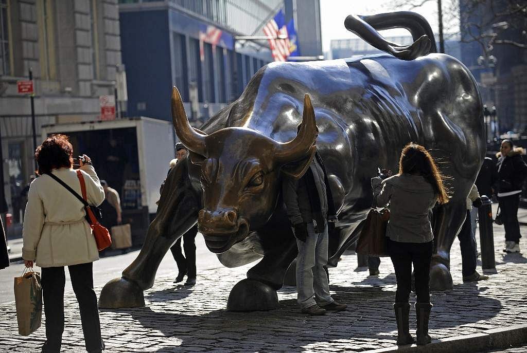 Global stocks rise on Friday, ending the week on a quiet note