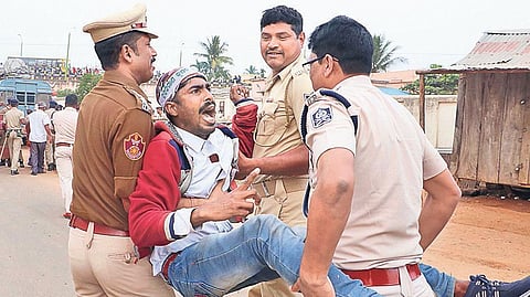 Police take farmers into preventive custody near Sundarpada during their rally to  Naveen Niwas on Thursday| Irfana