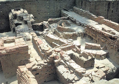 Workers engaged in digging ring wells at Keezhadi excavation site. (Photo | EPS)