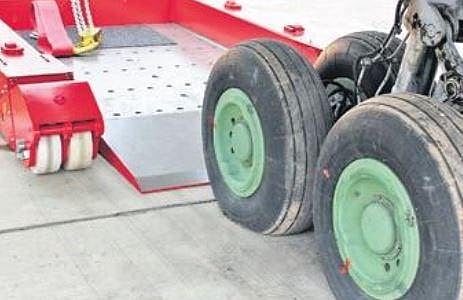The equipment that the airport staffers use to help disabled aircraft recover