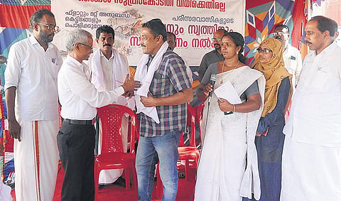 Retired judge M B Sasi welcoming Benny Nedumpillil, one of three members of action council who joined the indefinite hunger strike in front of Alfa Serene twin towers on Wednesday. Former minister K Babu, Maradu municipality chairperson T H Nadeera and di