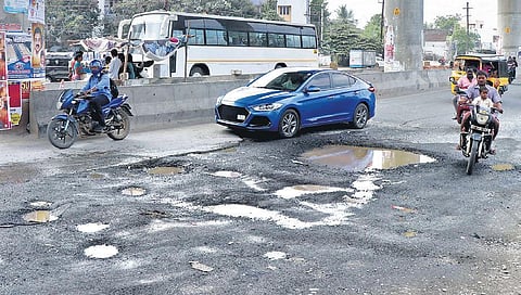 Motorists driving on a damaged stretch of the Velachery-Tambaram High Road | Hari Nivas B
