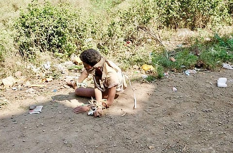 The police soon arrived at the spot and tied him with ropes and moved to district hospital for medical care. 