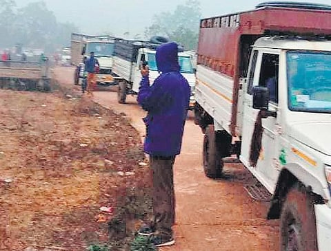 Vehicles carrying the families near the rehabilitation colony at Salaibedha