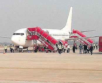 SpiceJet flight makes emergency landing after windshield cracks