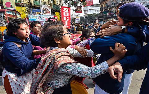 SUCI activists, who were staging a road blockade in support of the trade unions' Bharat Bandh, clash with police in Kolkata on Wednesday Jan. 8 2020. (Photo | PTI)