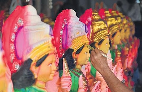 Pandemic leaves idol makers in a dilemma as festive season nears