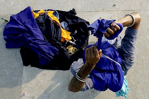 A Sikh man ties a turban