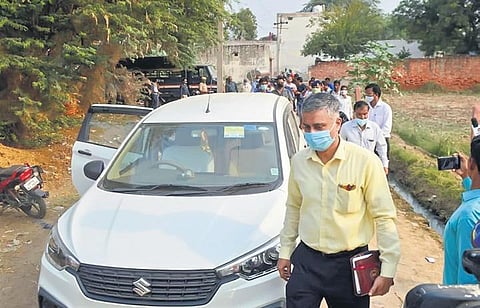 CBI officials arrive to investigate the case of a 19-year-old Dalit woman who died after being allegedly gang-raped in Hathras on Tuesday | PTI