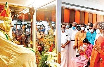 Previous Mar Thoma Metropolitan Philipose Mar Chrysostom paying his last respects to Dr Joseph Mar Thoma at Tiruvalla on Monday | eXPReSS
