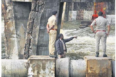 Cracks appear on the 30-year-old bridge parallel to Puranapul | Vinay Madapu