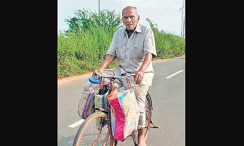 Dandekar acquired a diploma in homoeopathy and worked as a lecturer for a year before an acquaintance urged him to work in rural areas rather than doing the teaching job in a city.