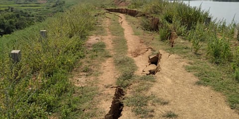 Cracks on the Singasamudaram Cheruvu bund. (Photo| EPS)