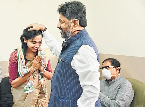 KPCC president D K Shivakumar blesses Kusuma, wife of late IAS officer D K Ravi,  who joined Congress, in Bengaluru on Sunday | nagaraja Gadekal