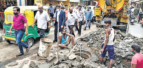MP PC Mohan and BBMP Administrator Gaurav Gupta visit Chickpet on Wednesday | Vinod Kumar T