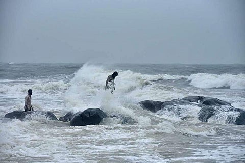 High tides in Chennai. (Photo | R Satish Babu, EPS)