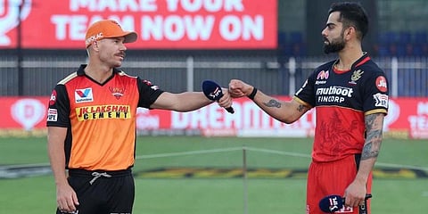 Sunrisers Hyderabad captain David Warner with Royal Challengers Bangalore skipper Virat Kohli. (Photo | IPL Twitter)